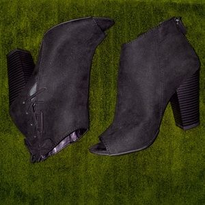 A.n.a Black Peep toe ankle booties